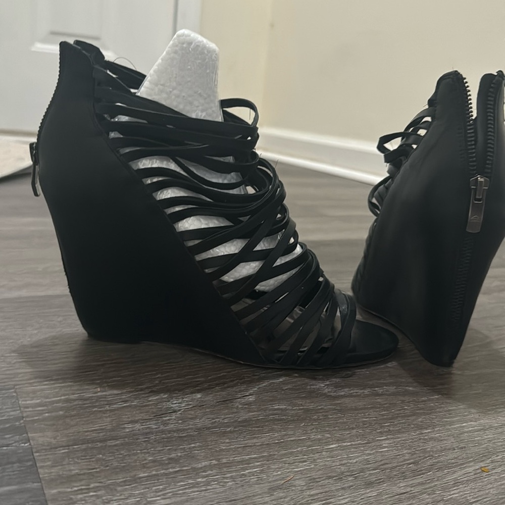 Strapping leather wedge sandals